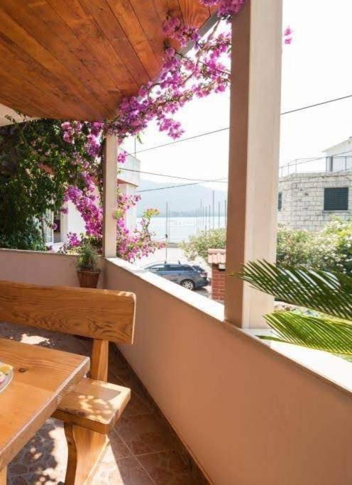 Bougainvillea--Apartment By The Sea Ston Exteriér fotografie